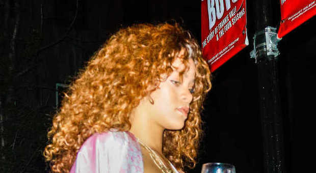 Rihanna, serata in pigiama a New York: la cantante per strada in vestaglia e reggiseno