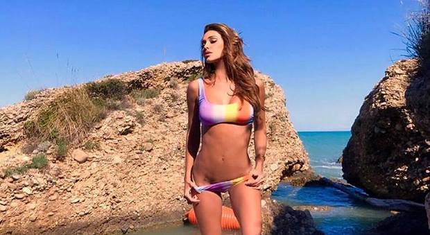 Belen posa in riva al mare: bikini hot e tatoo "farfallina" in vista