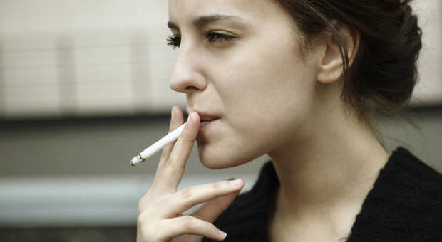 Aumentano le fumatrici: più 24%. La prima sigaretta a 12 anni