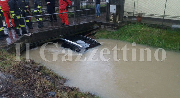 L'auto incastrata sotto il ponte a Mestre