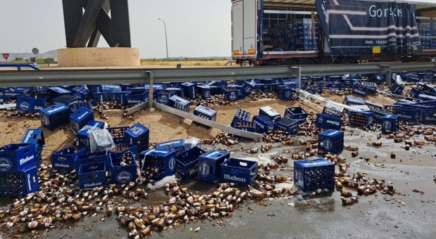 Il camion perde il carico, è strage di birre: migliaia di bottiglie distrutte, strada impraticabile VIDEO