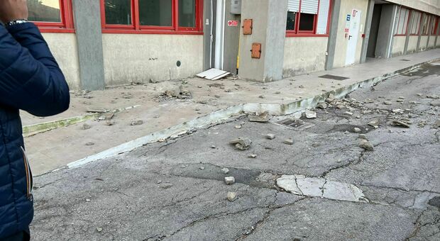 Terremoto nelle Marche, scossa fortissima stimata in 4.9. Gente in strada
