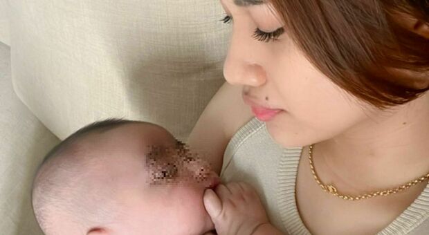 Mamma scopre l'amica mentre allatta il suo neonato, la folle giustificazione: «È stata colpa del piccolo» VIDEO