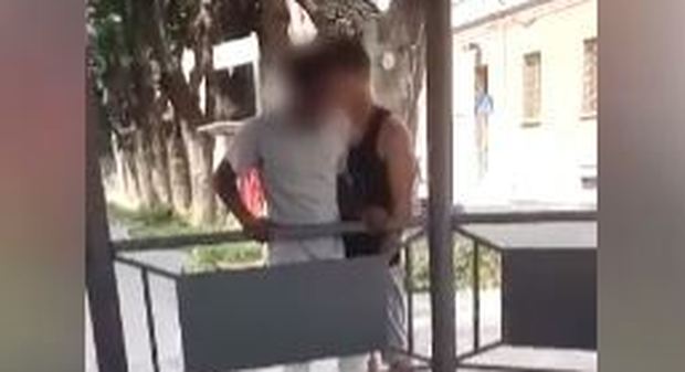 Alessandria, due 17enni picchiano richiedente asilo e postano il video su Facebook: denunciati