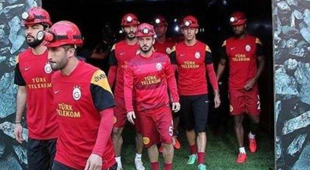 Galatasaray in campo con gli elmetti ​per ricordare i minatori di Soma