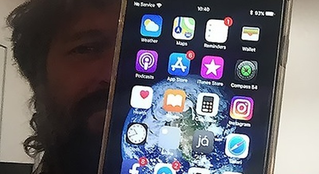 iPhone cade da un aereo dall'altezza di 60 metri e dopo più di un anno lo ritrovano ancora funzionante e con il video della caduta