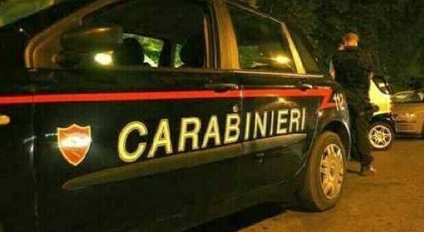 Roma Nord, auto in fuga dai carabinieri si schianta contro due auto: è caccia all'uomo