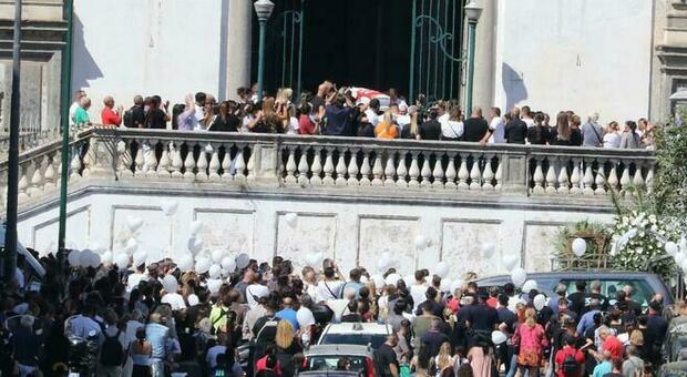 Samuele giù dal balcone a Napoli, oggi i funerali: palloncini bianchi all'esterno della chiesa