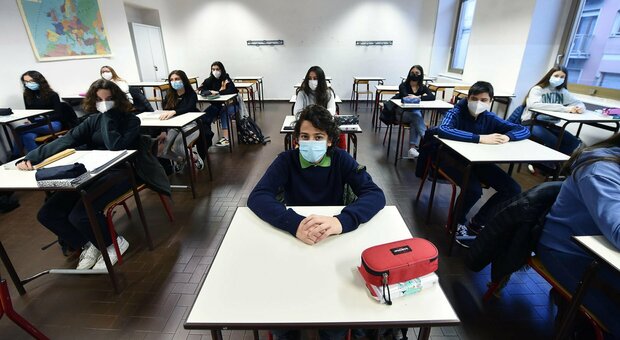 Roma, ipotesi scuole chiuse: stop per 4mila prof No vax, da domani lezioni a rischio
