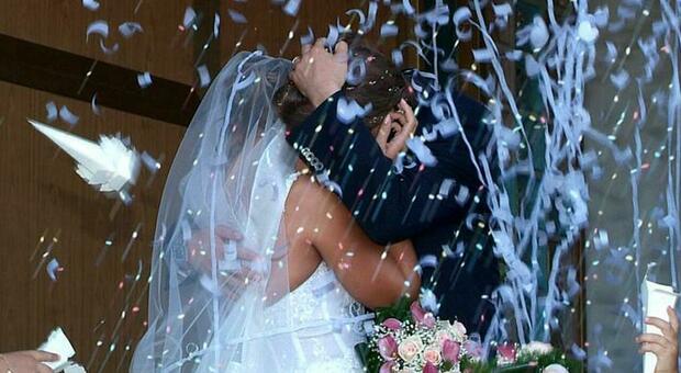 Il video del matrimonio finisce male: il fotografo invia per sbaglio i filmati con gli insulti a sposi e invitati
