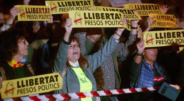 Catalogna, arrestati vicepresidente e 7 ministri, Puigdmeont resta a Bruxelles. A migliaia in piazza per protesta