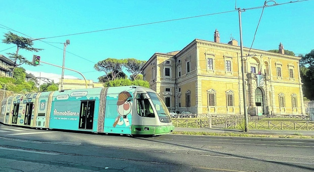 Villa Giulia, reperti a rischio per il passaggio del tram 19. Il direttore: «Molti oggetti cadono spesso dalle teche»