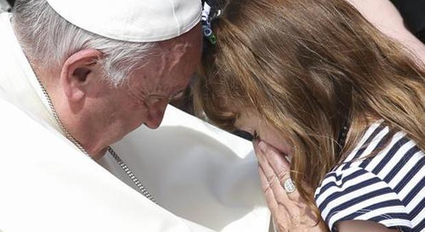 Il Papa con una bimba malata (archivio)