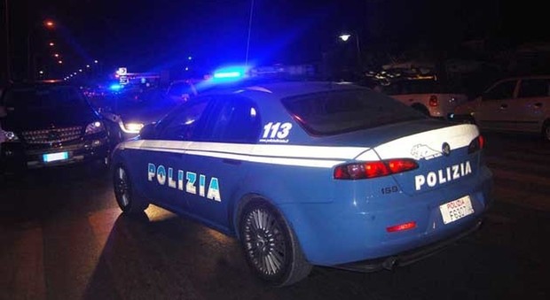 Napoli: tenta di investire gli agenti per fuggire, 18enne arrestato dopo inseguimento e spari