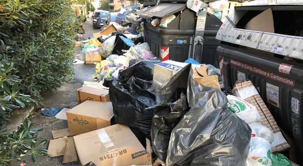 Roma, Talenti sommersa dai rifiuti, i residenti: «Siamo abbandonati, c'è un rischio per la salute»