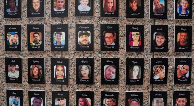 Migliaia di foto di vittime di overdose da Fentanyl in una installazione nella sede della Dea ad Arlington, in Virginia