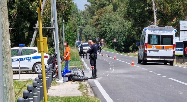 Incidente in moto su strada Sabotino, 19enne ferito trasportato a Roma