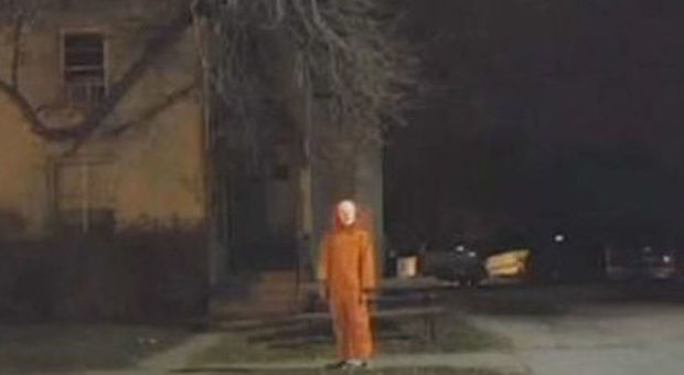 Il clown come 'It': si aggira di notte tra le strade della città. "Studenti terrorizzati"