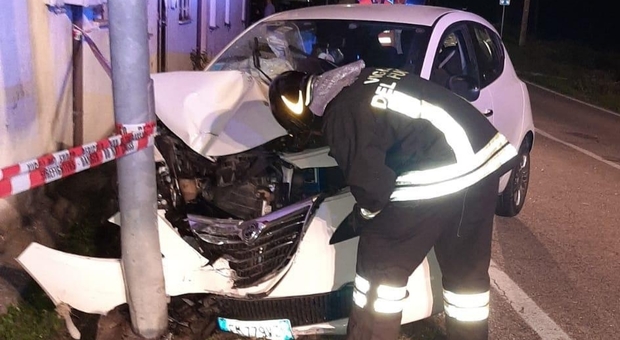 Sbanda e finisce con l'auto contro un palo: ferita una 37enne