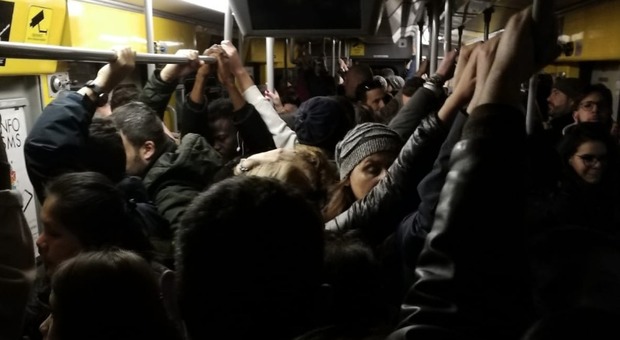 Metropolitana di Napoli, un altro guasto: treno fermo al buio, malori tra i passeggeri e linea 1 ferma
