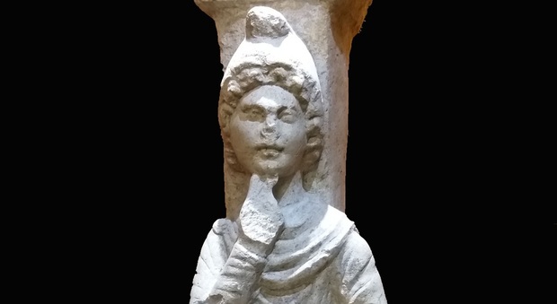 Un particolare della statua in calcare che ritrae la divinità frigia Attis