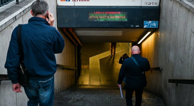 Roma, morto nella metro A, la vittima è un 50enne. «Un malore ed è scivolato sui binari»