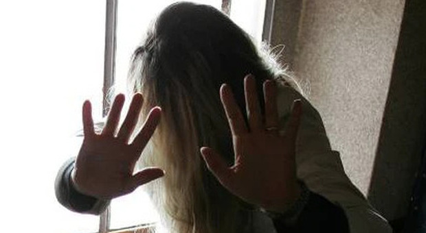 Sequestrata e violentata per 4 giorni, fugge calandosi dal balcone