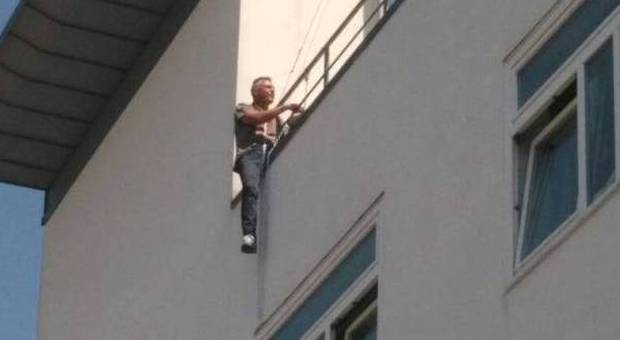 Si è "arreso" il 50enne giostraio che minacciava di buttarsi dal tetto