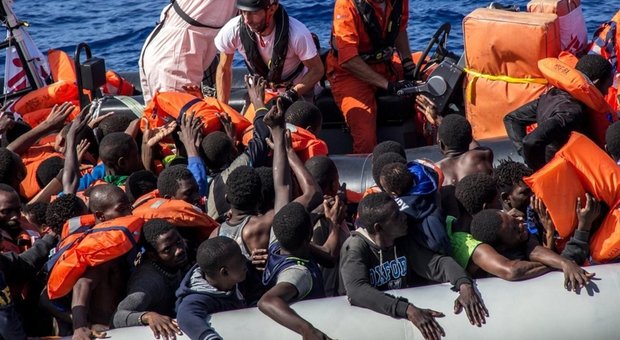Migranti, entro l’anno 220mila sbarchi. Piano Viminale: cure solo in mare