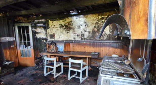 L'interno dell'abitazione devastato dalle fiamme