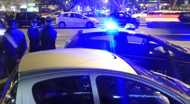 Camilluccia, caccia all'uomo: inseguiti dai carabinieri si schiantano contro tre auto