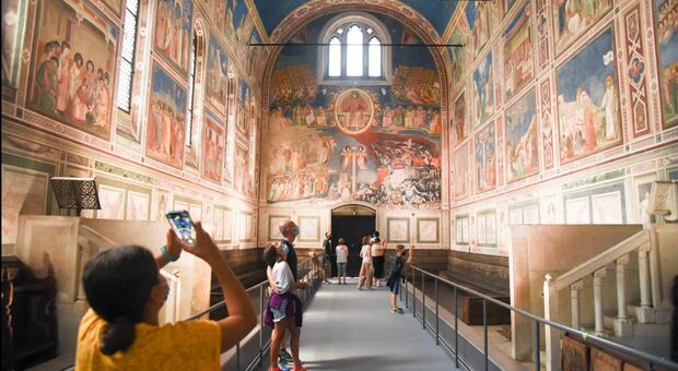 Cappella degli Scrovegni - I turisti ammirano gli affreschi di Giotto