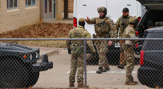 Texas, uomo armato si barrica con 4 ostaggi in sinagoga: chiede il rilascio della sorella Lady Al Qaida, in carcere per terrorismo