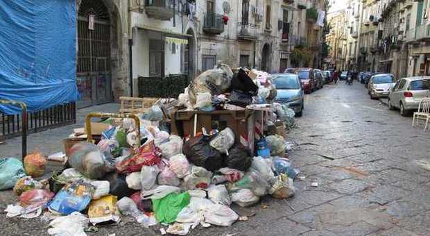 Napoli, lo scandalo degli spazzini: in 200 malati a capodanno, i rifiuti restano in strada
