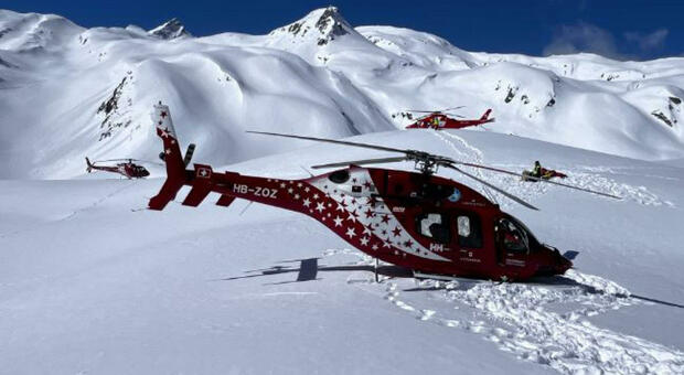 Elicottero si schianta sulle Alpi svizzere, tre i morti: «È scivolato lungo la parete della montagna»