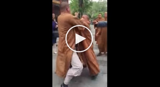 Rissa al tempio buddista: i monaci si prendono a calci e pugni