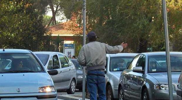 Pozzuoli, parcheggiatore abusivo minaccia automobilista: denunciato