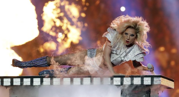 Lady Gaga acrobata tra i droni al Super Bowl