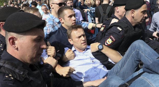 Russia, scontri ai cortei anti-Putin: oltre trecento fermati, anche Navalny