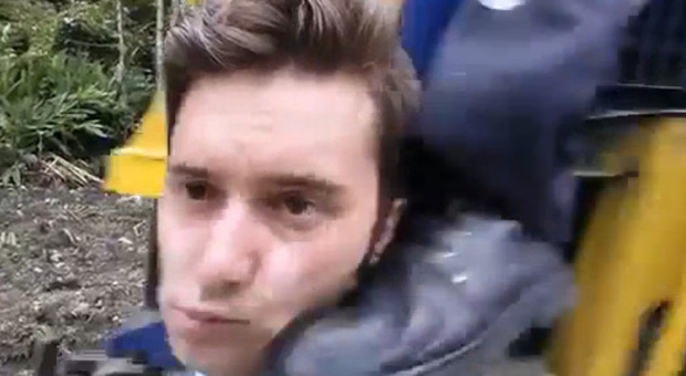 Colpito da treno in movimento durante un selfie, il video gli fa guadagnare migliaia di dollari | Guardalo