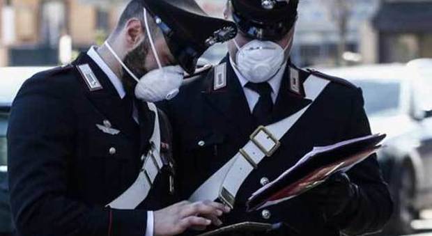 Tenta di strangolare il figlio della compagna: arrestato dai carabinieri