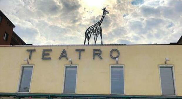 La giraffa sul tetto del Teatro