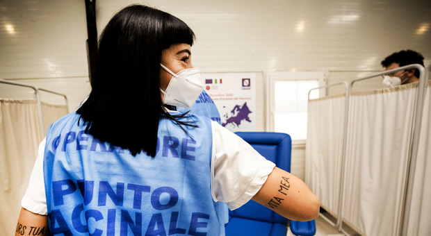 Vaccini terza dose, è caos a Napoli: la metà dei sanitari decide di attendere