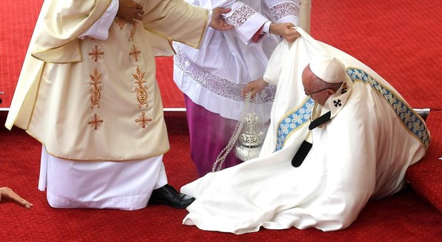 Polonia, Papa Francesco inciampa e cade all’altare