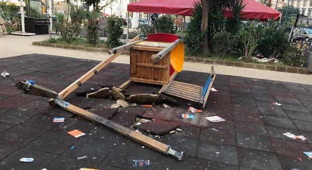Napoli, vandalizzate le giostrine in piazza Carlo III: «Mettete i lucchetti»
