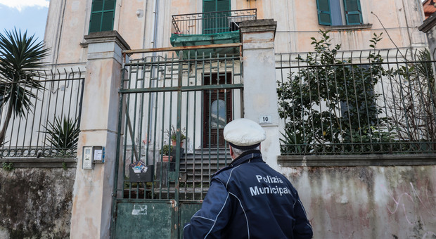 Neonato ustionato a Portici, il pm: «Ha rischiato di morire, condannate i genitori»
