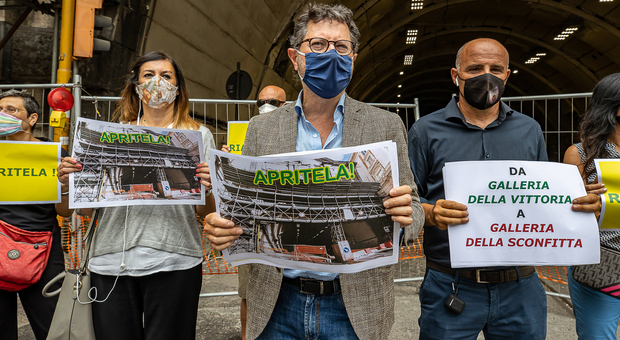 Napoli, carcassa di un jet privato nei campi di San Pietro a Patierno: «È lì da 2019»