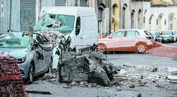 Roma, crolla un muro, paura a Monteverde: distrutte due auto e un furgone in sosta