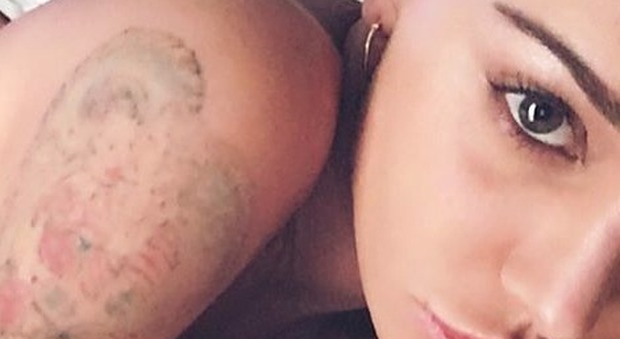Belen senza veli su Instagram. "Il tatuaggio sta scomparendo"