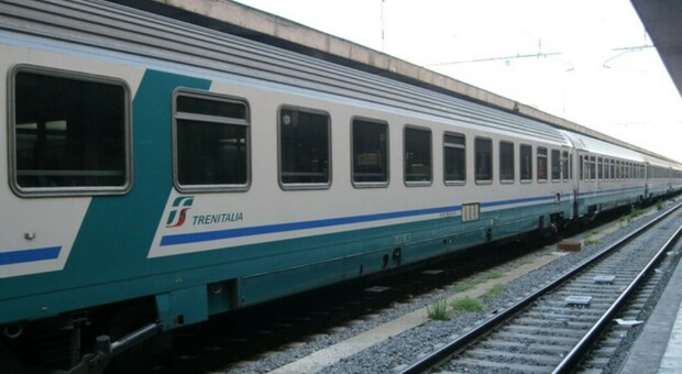 Milano, trentenne travolto e ucciso da un treno in transito: ferrovie in tilt, traffico sospeso